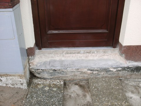 Vorher: Schwierige Haustürstufensituation sollte mit Granit gelöst werden
