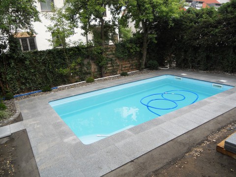 Hochwertige Schwimmbeckeneinfassung mit Granitplatten