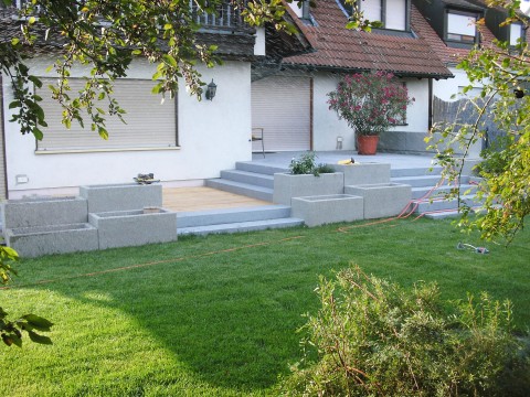 Terrassenanlage in verschiedenen Ebenen und Materialien