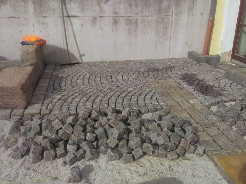 Ein wilder Haufen Natursteine wird zu kunstvollen Segmentbögen