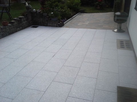 Terrasse mit Granitplatten „Grau“, Oberfläche geflammt