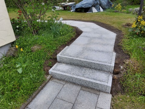Gartenweg mit Granitplatten (Schlesischer Granit Grau), dazu passende Granitkanten