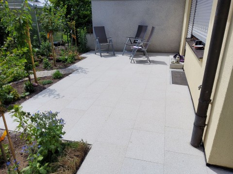 Terrasse mit Granitplatten (Gelbgrau, bayerischer Wald)