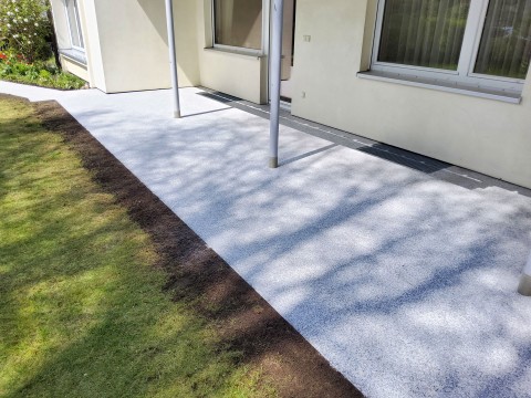 Terrasse mit Granitplatten (Schlesischer Granit Grau)