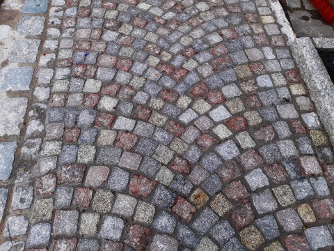 Granitkleinpflasterweg vierfarbig
