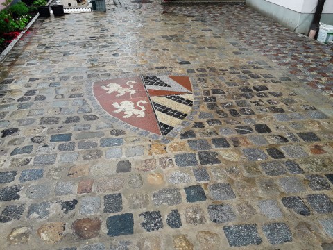 Wappen im freigelegten, uralten und wiedergepflastertem Wendelsteinpflaster