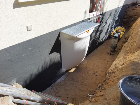 Feuchte Kelleraußenwand, Lichtschächte ausgetauscht, zweikomponentige Abdichtung