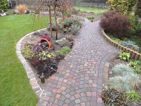 Porphyrkleinpflaster verspielte Wege durch den Garten